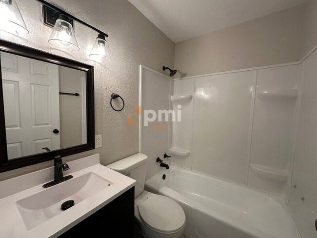 Building Photo - 613 Southwind Dr