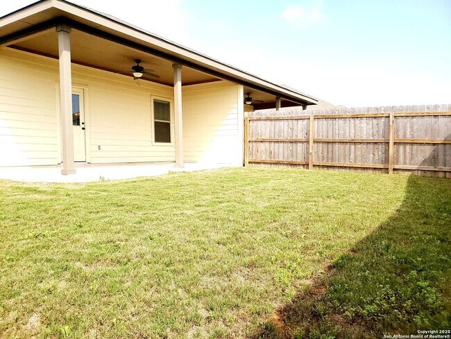 Building Photo - Spacious & Stylish Duplex in New Braunfels!