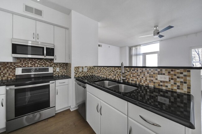Building Photo - Beautiful 2 Bed 2 Bath Condo in Dilworth!