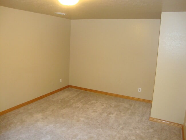 Building Photo - Great 4 bed Duplex