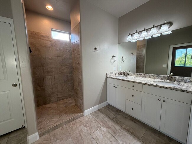 Building Photo - 469 E Barcelona Dr