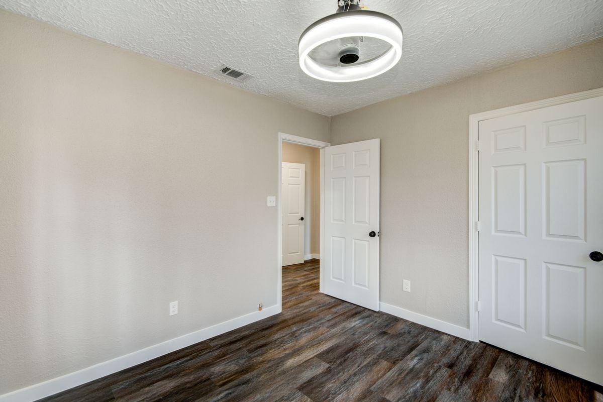 Building Photo - 418 S Kansas St