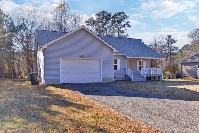 Building Photo - Rancher with backyard views