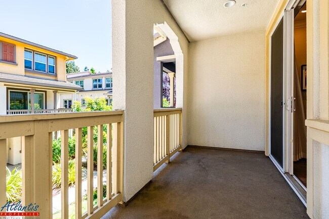 Building Photo - Gorgeous Condo | Premium Materials
