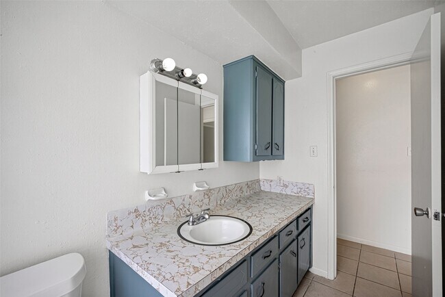Building Photo - 5010 Shilo Dr