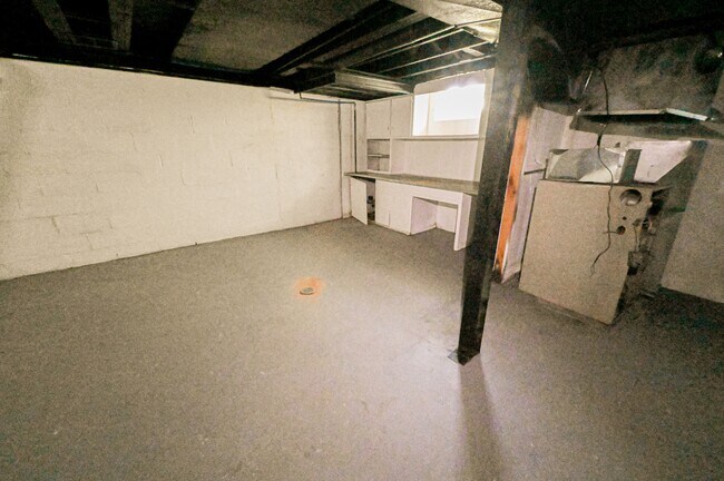 Building Photo - 15829 Minock St