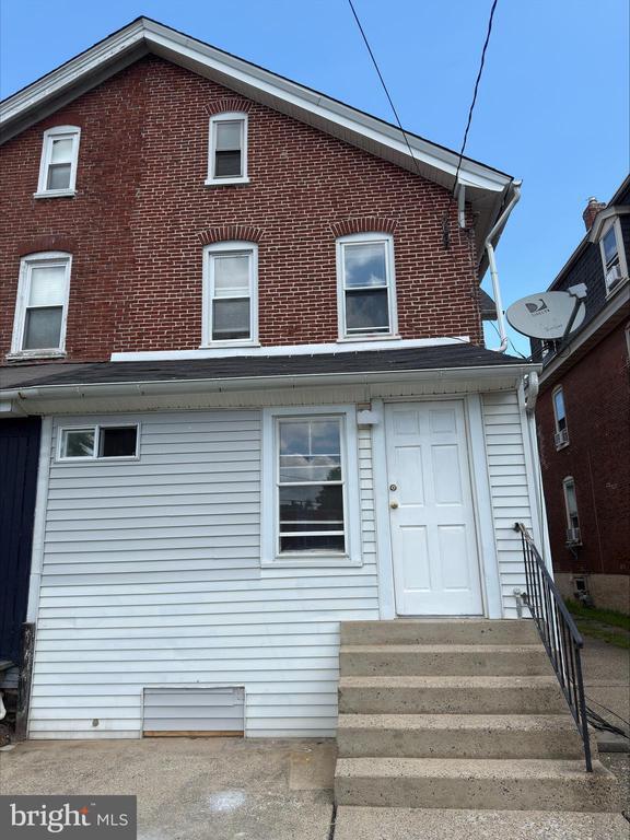 Building Photo - 174 E Main St