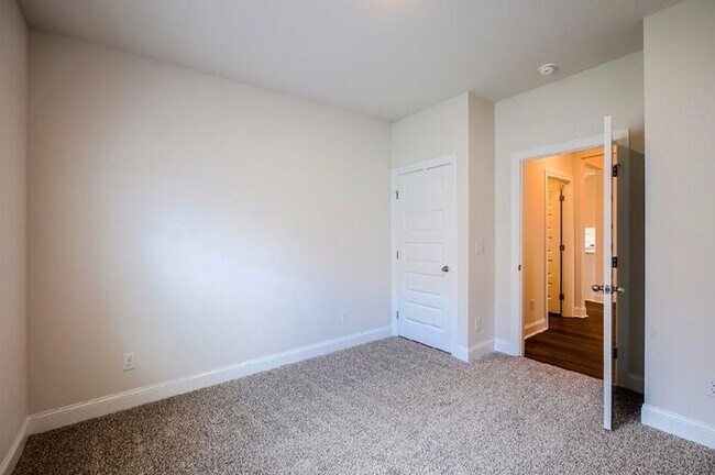 Building Photo - Fenced yard, great location