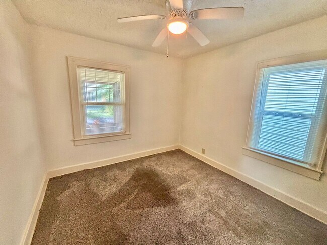 Building Photo - 3 Bed 1 Bath house in Shawnee - Central Air, Large Yard, Pets OKAY!