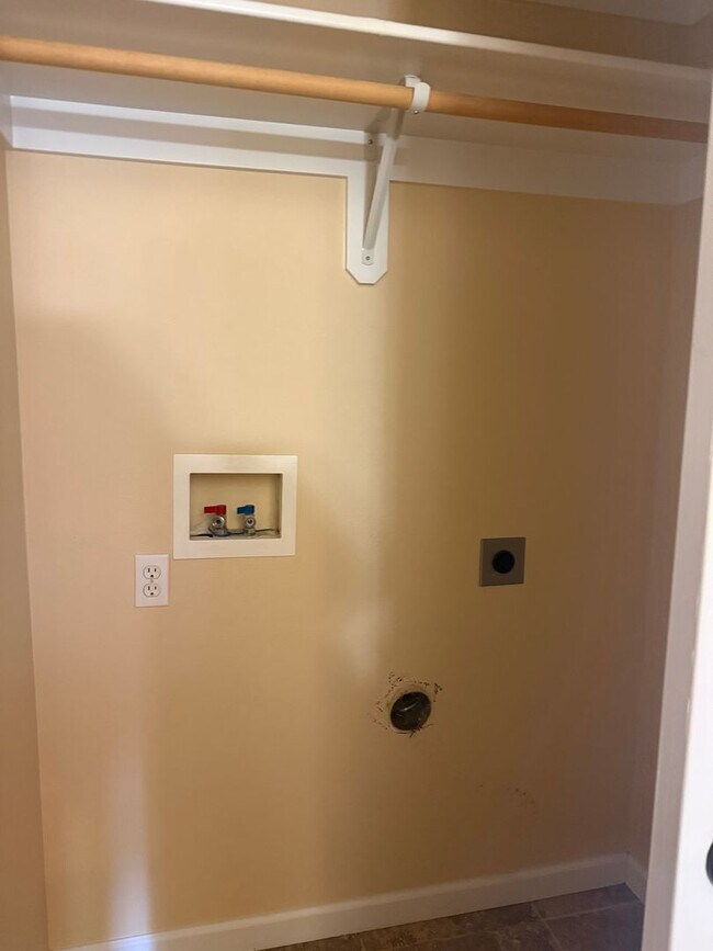 Building Photo - 2BED 2.5 BATH - TOWNHOME IN A QUIET NEIGHBORHOOD