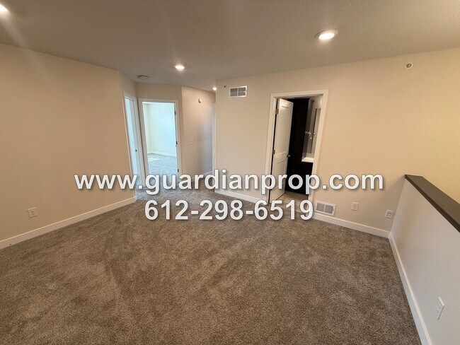Building Photo - End Unit Townhouse Available Now, Open Floor Plan, Loft Area, Large Primary Suite, Side Patio