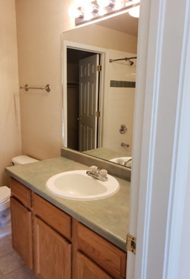 Building Photo - 2 Bedroom condo in desirable Powers Corridor area!