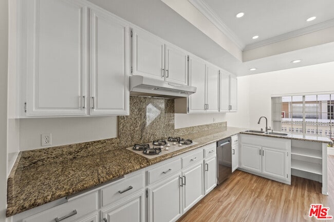 Building Photo - 4338 Redwood Ave