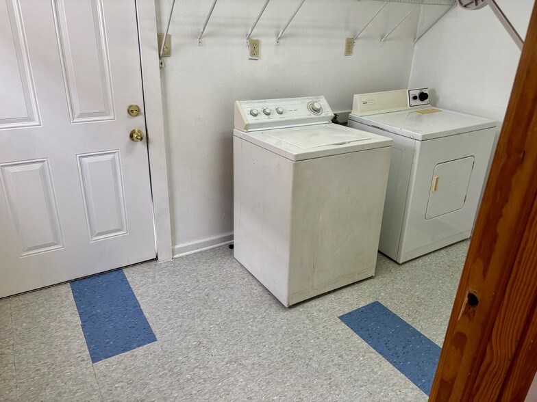 Laundry - 6118 Dauphine St