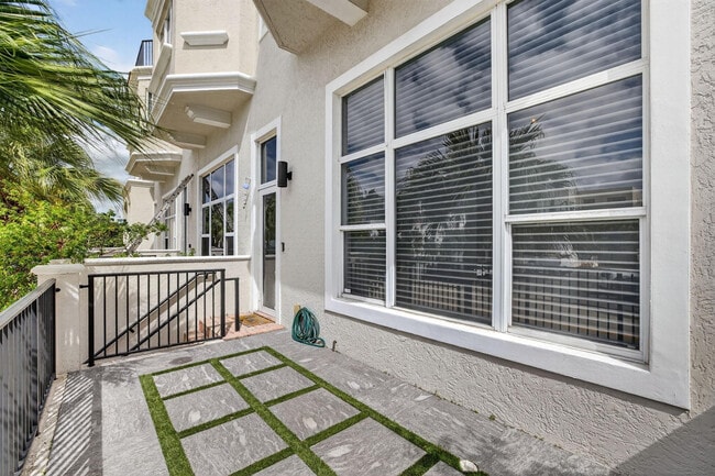 Building Photo - 508 N Birch Rd