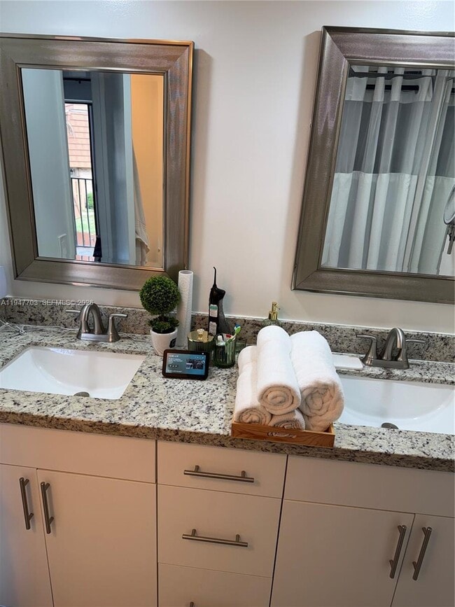 Building Photo - 2563 Lakeview Ct