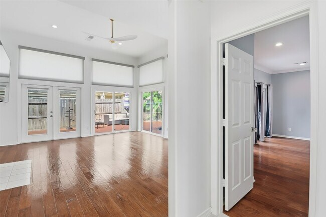 Building Photo - 201 Las Brisas St