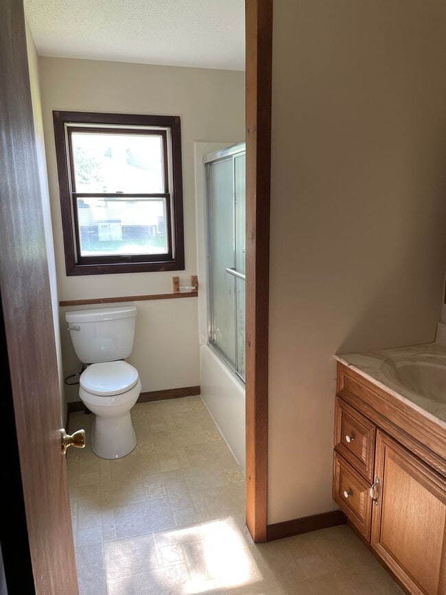 Building Photo - 3 Bedroom, 2.5 Bath House in Thomson, IL