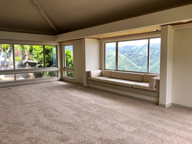 Building Photo - 3/2.5/2 Home - Located in the Beautiful Gated Community at Kahalakua- Endless Views!