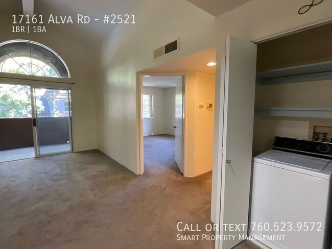 Building Photo - Gorgeous 1 bedroom upper level condo with ...