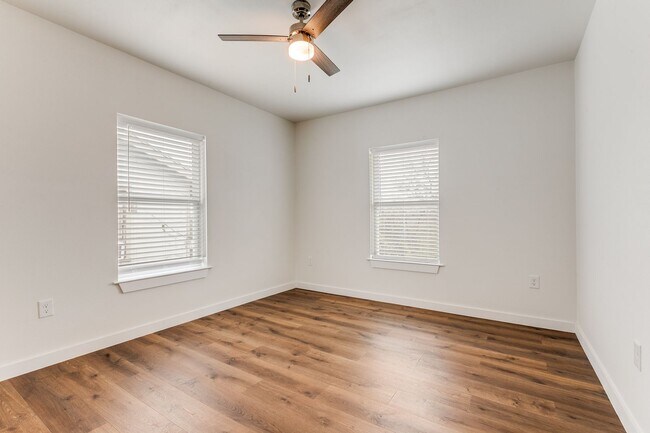 Building Photo - McILVAINE DUPLEX