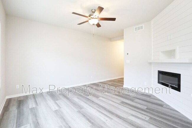 Building Photo - 211 NE Whitetail Dr
