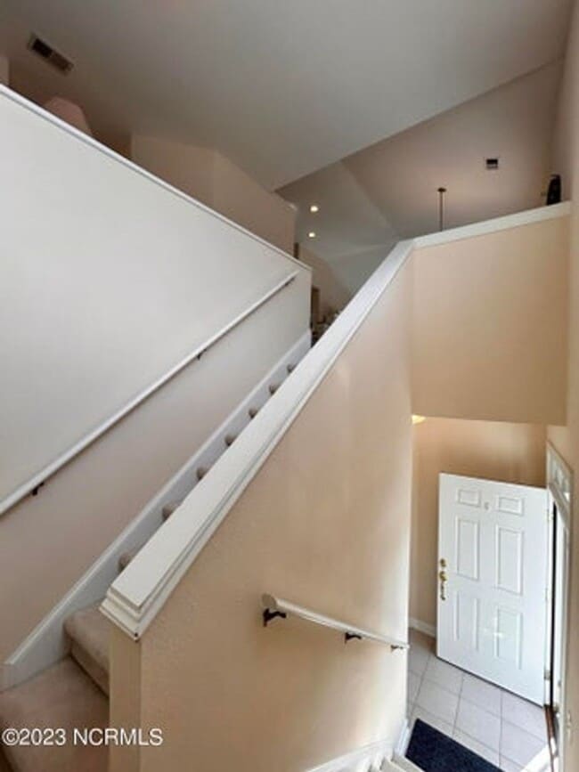 Building Photo - Furnished 3 Bedroom, 2 Bathroom in Sea Tra...