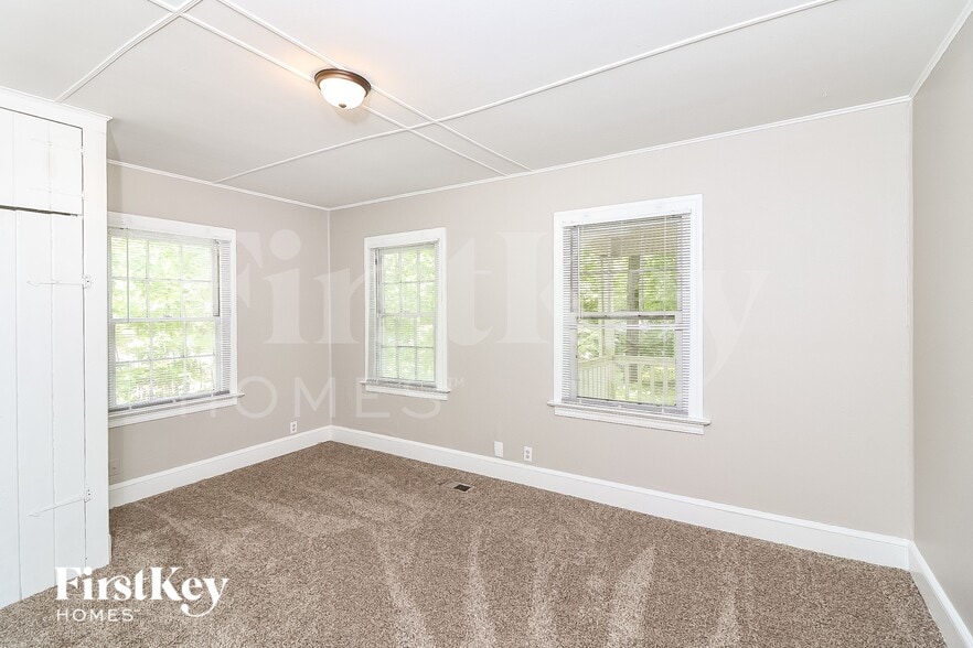 Building Photo - 2641 Sylvan Rd