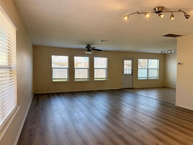 Building Photo - 279 Housefinch Loop