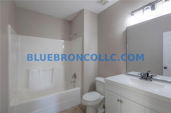 Building Photo - Completely renovated 3 bedroom unit with modern finishes and beautiful views.