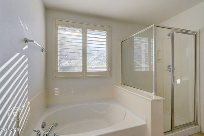 Building Photo - Gorgeous 4 Bed 3 Bath 3 Car home in Peoria with community Pool