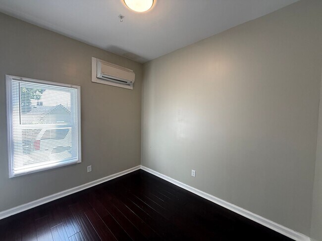 Building Photo - PIO617