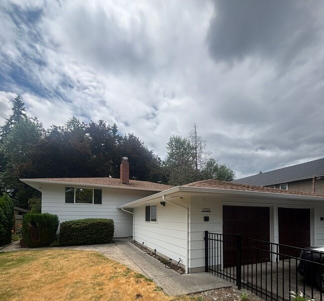 Building Photo - * DESIRABLE MILWAUKIE HOME!  A GARDENER'S ...