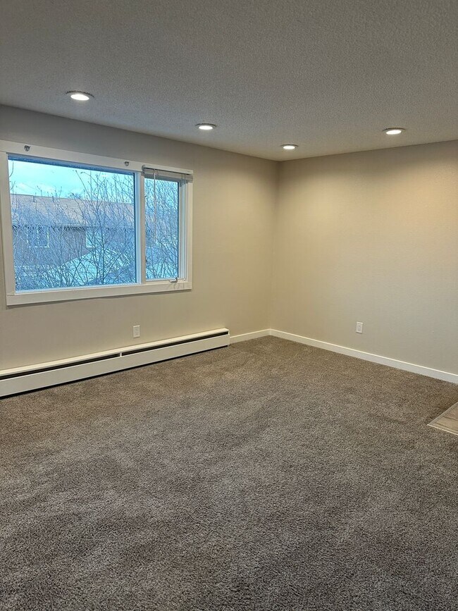 Building Photo - Heat Included! Heated Storage, 2 Bedroom/1...