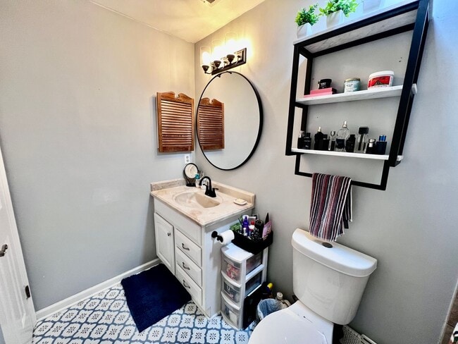 Building Photo - Beautiful End Unit Townhouse
