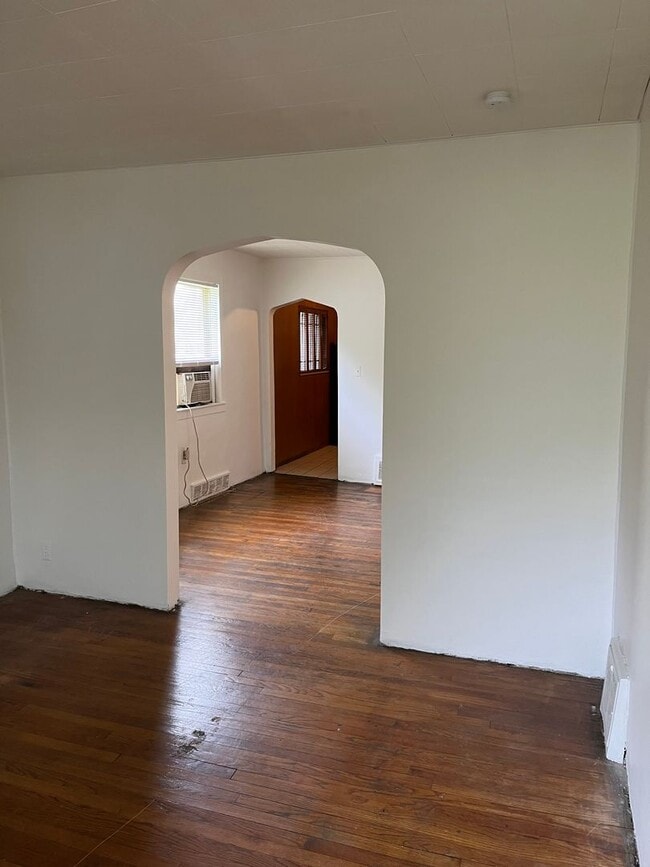 Building Photo - 3 bedroom - 1 bath  $1095/month
