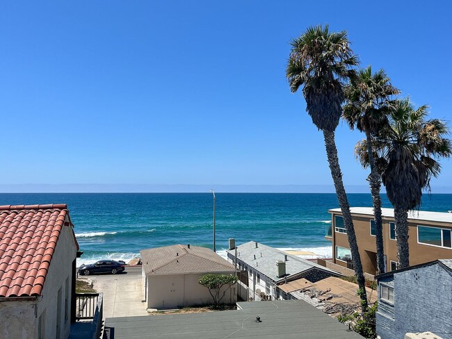 Building Photo - 1920's Charm with Ocean and Pier Views!!