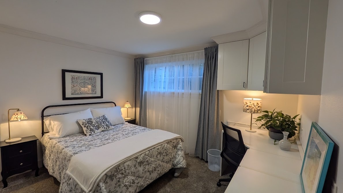 Second bedroom - Full sized bed and office space - 1411 NW 120th St