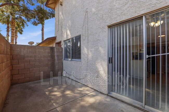 Building Photo - 860 E Brown Rd