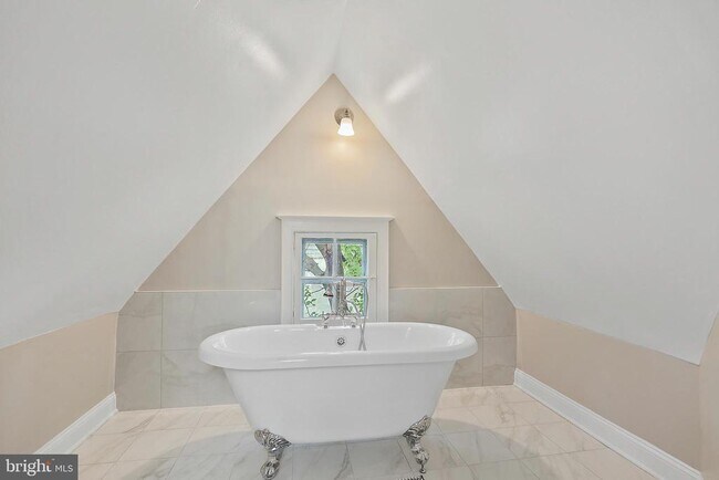 Building Photo - 1503 Russell Rd