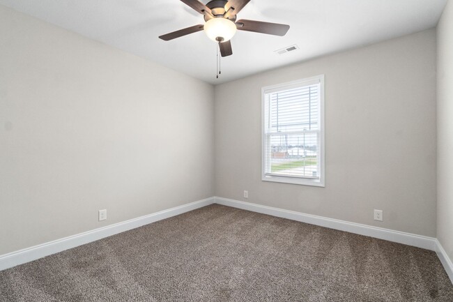 Building Photo - Pet Friendly Three Bedroom!
