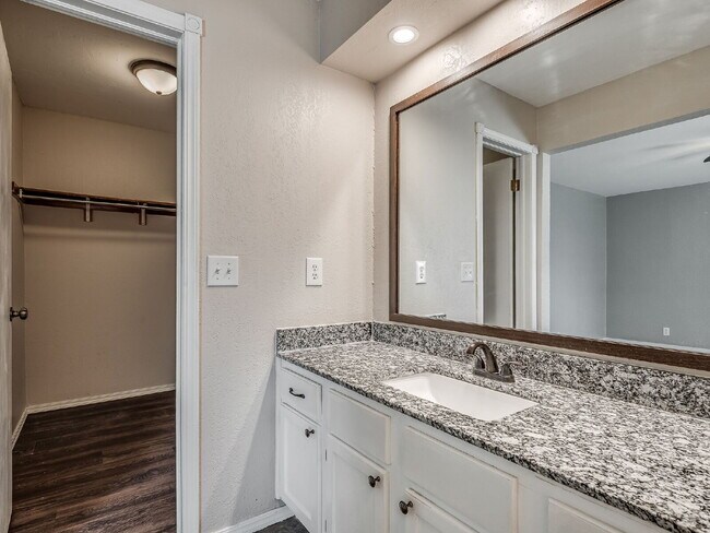 Building Photo - Updated 4-Bedroom Home with Spacious Layou...