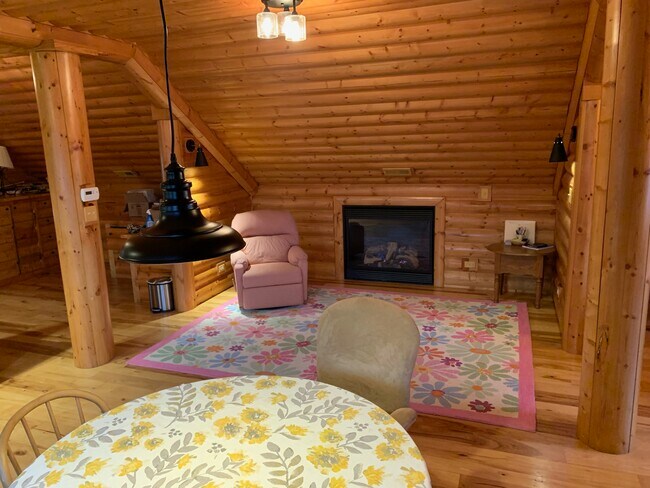 Building Photo - 4 W County Line Rd