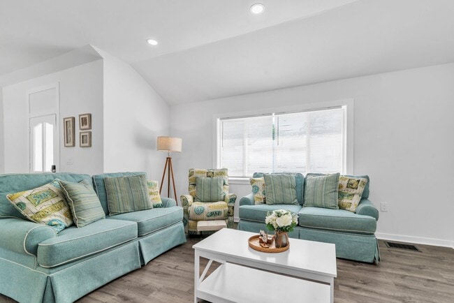 Building Photo - Charming 3BD/2BTH Home with Private Backya...