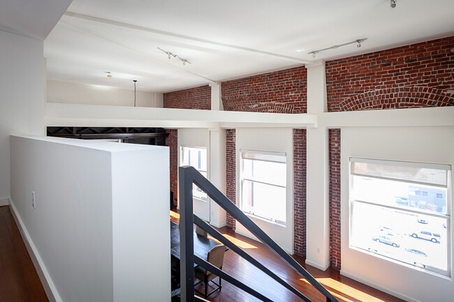 Building Photo - 257 S Spring St