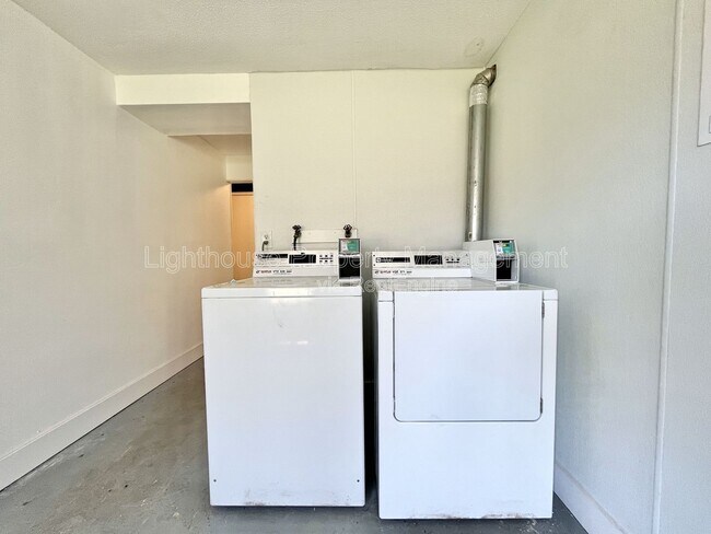 Building Photo - 1490 Carmil Dr