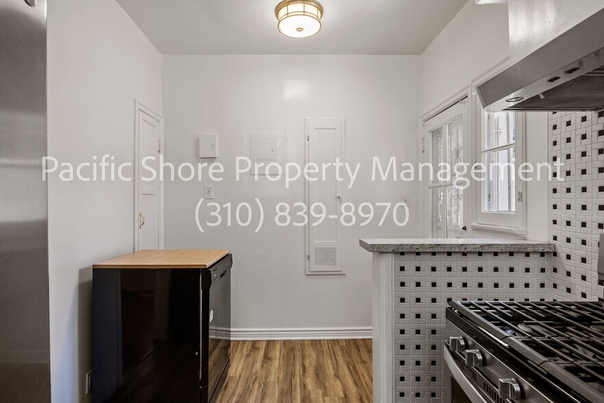 Building Photo - 460 S Roxbury Dr