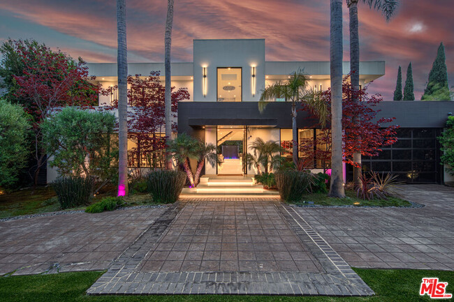 Building Photo - 511 N Rexford Dr