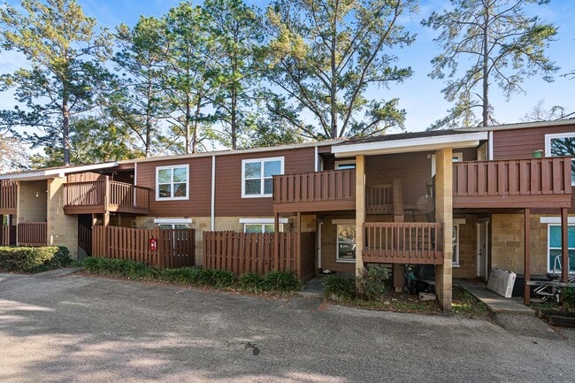 Building Photo - 2 Bed 1.5 Bath Condo