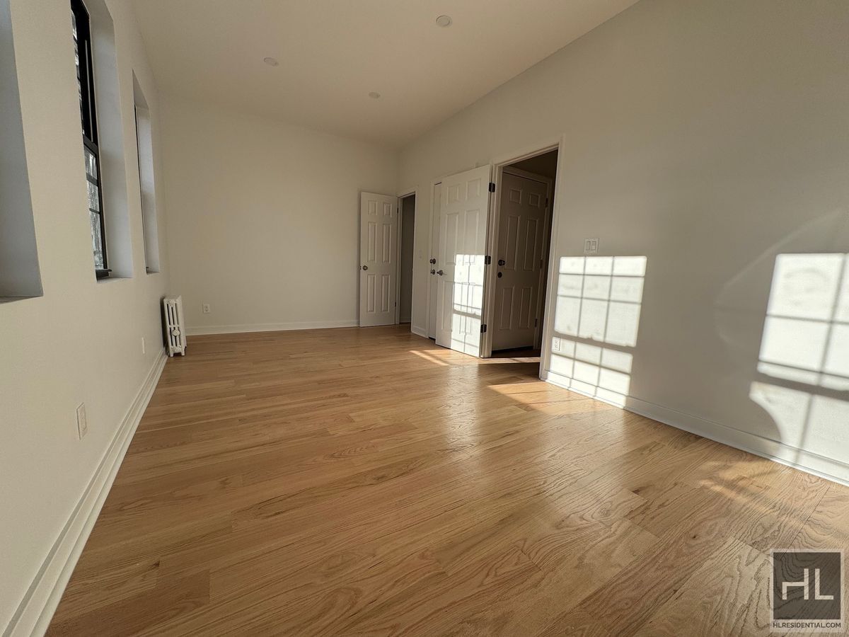 Building Photo - 31 AVENUE